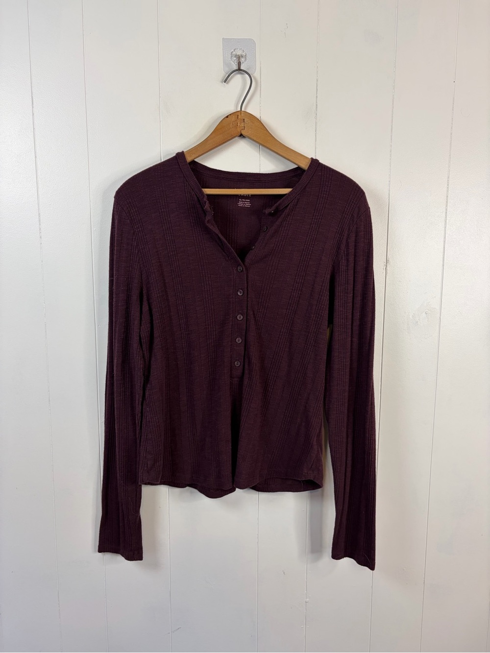 American Eagle Long Sleeve Henley T-shirt
purple size XL Pointelle button v-neck